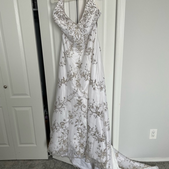 Mori Lee Wedding dress. Color white. Size 16. - Picture 3 of 11